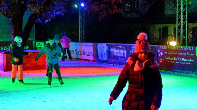 Inzwischen eine feste Größe auf dem Reutlinger Weihnachtsmarkt: die Eislaufbahn.   FOTO: NIETHAMMER