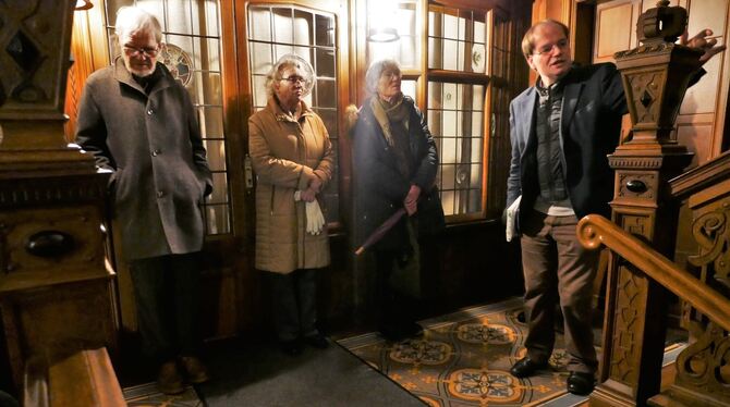 Selbst zum Treppenhaus in der Villa Laiblin wusste Martin Fink (rechts) etwas zu erzählen. Der Einblick in das Leben des Mäzens