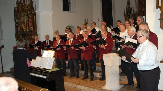 Die Hohensteiner Sängerrunde in den roten Jacketts, die Mitglieder von »hatmanntöne« im weißen Hemd: Beim Adventskonzert sangen
