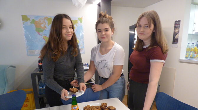 Die Achtklässlerinnen Merit Vollmer, Noelia Ciarra und Emelie Bell (von links) haben Dienst im Bürgercafé. Es gibt Kuchen, Spie