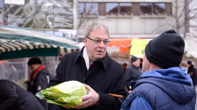 Spitzkraut fürs Sonntagessen: SPD-Kandidat Thomas Keck beim Einkauf auf dem Wochenmarkt. FOTO: PIETH