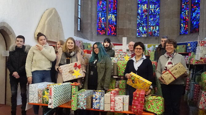 In der Citykirche stapeln sich die Geschenke. FOTO: DÖRR In der Citykirche stapeln sich die Geschenke. FOTO: DÖRR