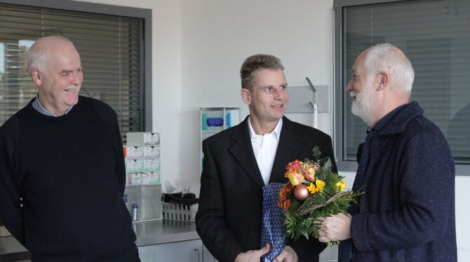 Manfred Kuntz (Mitte) folgt auf Theodor Schiek (links), der 28 Jahre als Unfallchirurg in Münsingen arbeitete. Friedemann Salze