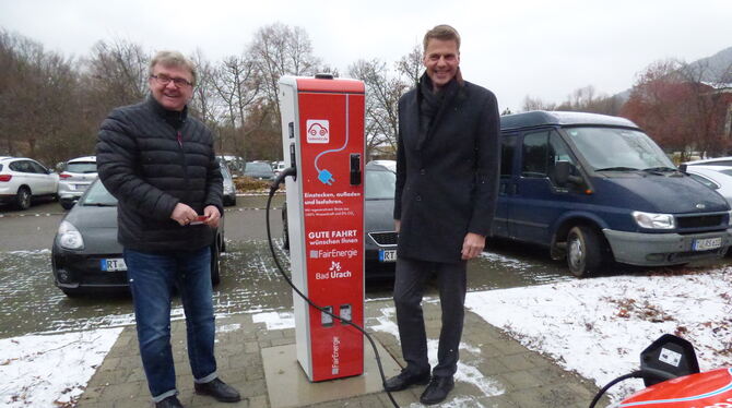 Freuen sich über die neue Ladestation für Elektroautos in Bad Urach: Bürgermeister Elmar Rebmann (links) und Fair-Energie-Geschä