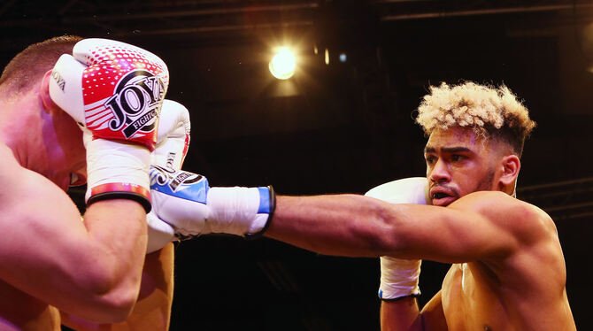 Dani Traore (rechts) ist nach seinem Handbruch ein flexiblerer Kickboxer geworden. FOTO: EIBNER