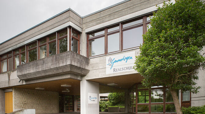 Die 40 Jahre alte Realschule in Gammertingen soll aufwendig saniert werden. FOTO: LEUSCHKE Die 40 Jahre alte Realschule in Gammertingen soll aufwendig saniert werden. FOTO: LEUSCHKE