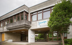 Die 40 Jahre alte Realschule in Gammertingen soll aufwendig saniert werden.   FOTO: LEUSCHKE