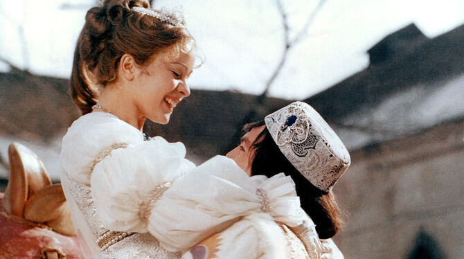 »Drei Haselnüsse für Aschenbrödel« gehört zu Weihnachten wie Plätzchen und Christbaum.   FOTO: WDR/DRA/DPA