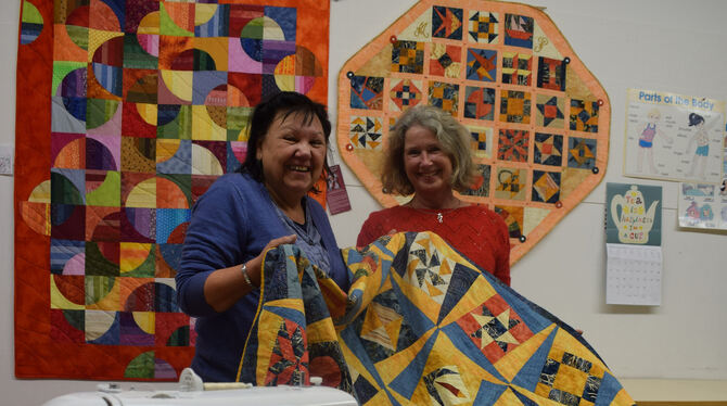 Die Meisterinnen inmitten ihrer farbenfrohen Kunstwerke: Rosita Beckmann-Friz (links) und Birgit Janzik waren für ihre Quilts un