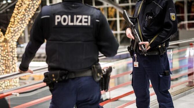 Beamte der Bundespolizei sind im Stuttgarter Flughafen postiert