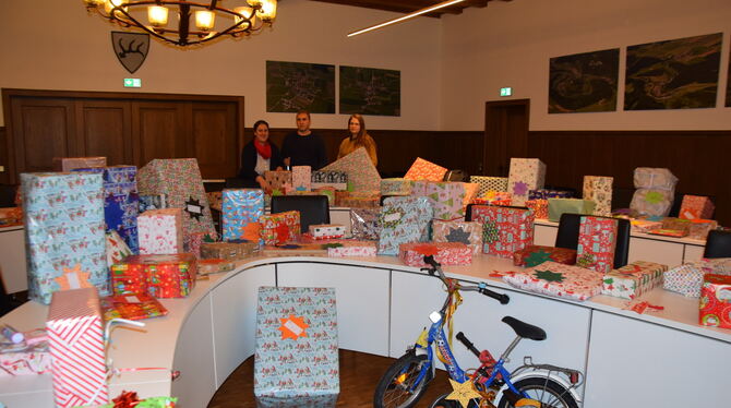 Vom Fahrrad bis zum Teddybären: Rebecca Hummel, links, und Rathausmitarbeiter verteilen Weihnachtsgeschenke. FOTO: OELKUCH