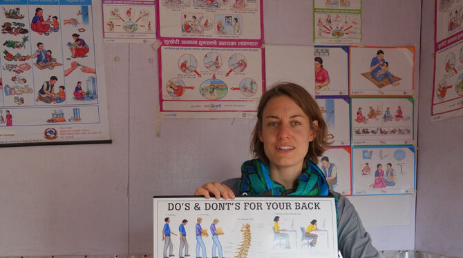 Leicht verständlich: Rückenschule im fernen Nepal mit Lisa Funfack.  FOTO: PRIVAT