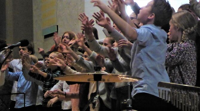 Mit großer Begeisterung dabei: die Kepi-Schüler bei ihrem Konzert in der Christuskirche.  FOTO: BERNKLAU