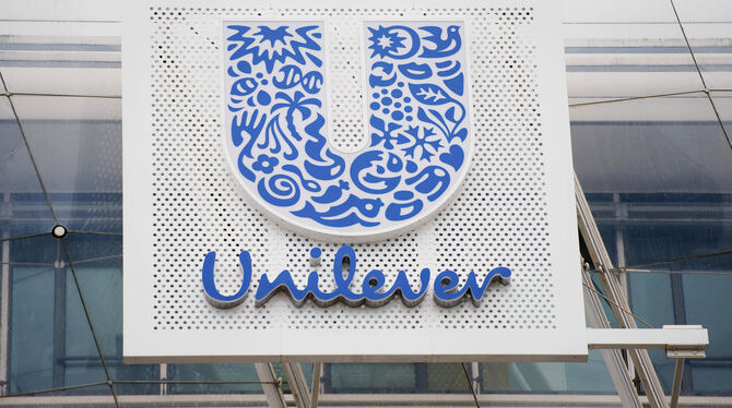 Das Logo von Unilever ist an der Zentrale von Unilever Deutschland