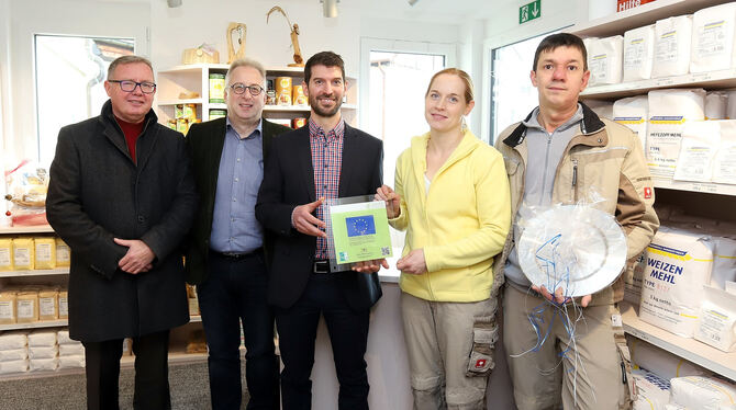 »Ein gelungenes Projekt«, da sind sich Rolf Vögtle (von links), Bürgermeister Holger Jerg, Hannes Bartholl von Leader sowie Mela