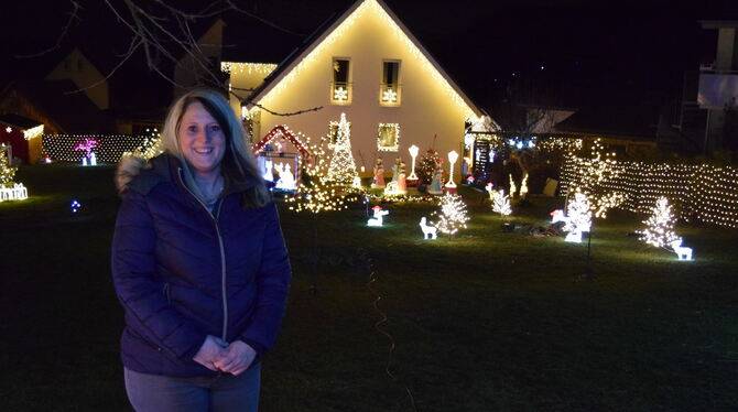 Ein echtes »Weihnachtshaus« und viele Lichter: Jenny Bauer in ihrem dekorierten Garten.  FOTO: JAENSCH
