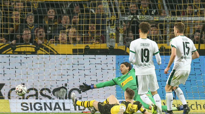 Dortmunds Torschütze Marco Reus (links) erzielt das 2:1 gegen den Gladbacher Schlussmann Yann Sommer.  FOTO: DPA