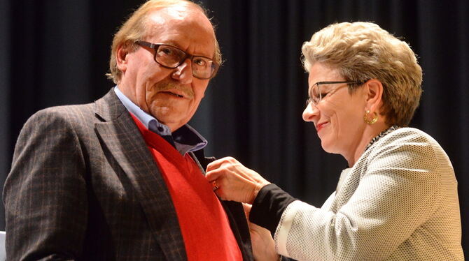 Ulrich Lukaszewitz erhält vom Oberbürgermeisterin Barbara Bosch die Ehrennadel des Städtetags. FOTOS: NIETHAMMER