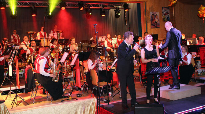 Tanja Beutel und Max Stanger unterstützten die 40 Musiker.  FOTO: LEIPPERT