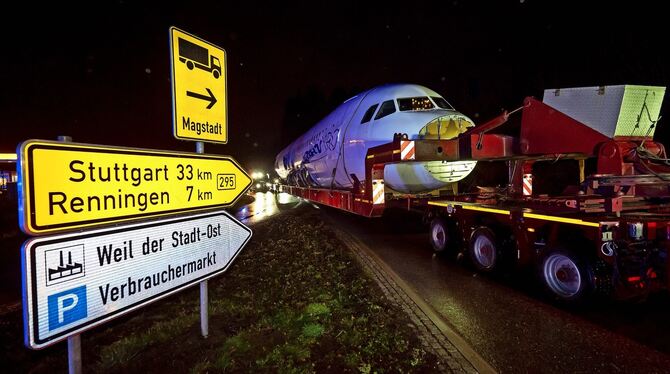 Schwerlasttransport eines Passagierflugzeugs Airbus A320 auf der A 81 und B 295 über Leonberg und Weil der Stadt.  FOTOS: OBST