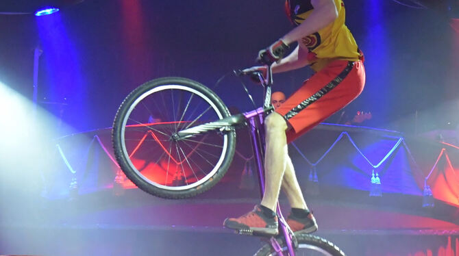 BMX-Stuntman über einer Tänzerin.