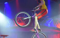 BMX-Stuntman über einer Tänzerin.