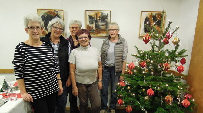 Die Deko-Truppe sorgte mit ihrer Arbeit für die  weihnachtliche Stimmung in den Räumen des  Bürgertreffs.  FOTO: PRIVAT