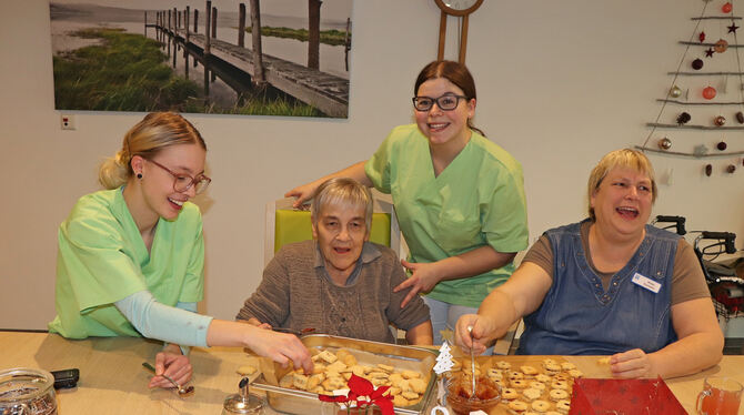 Tamara Griesinger (Zweite von rechts) hat an Weihnachten gerne im Seniorenzentrum Martha-und-Paul-Stäbler-Stift Dienst getan. Di