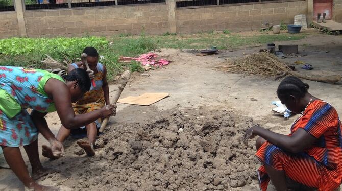 Frauen in Bouaké zerklopfen Lehm, der mit Schilf, Sand und Wasser vermischt die Grundlage für Ofenziegel bildete. FOTO: ZWICK