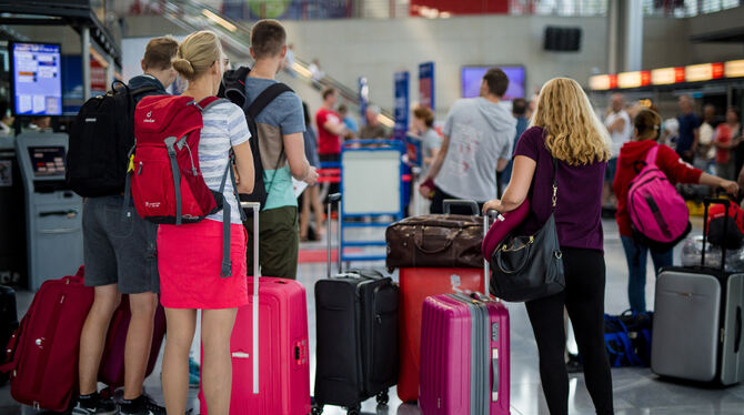 Passagiere warten im Terminal des Stuttgarter Flughafens darauf, ihr Gepäck abgeben zu können.