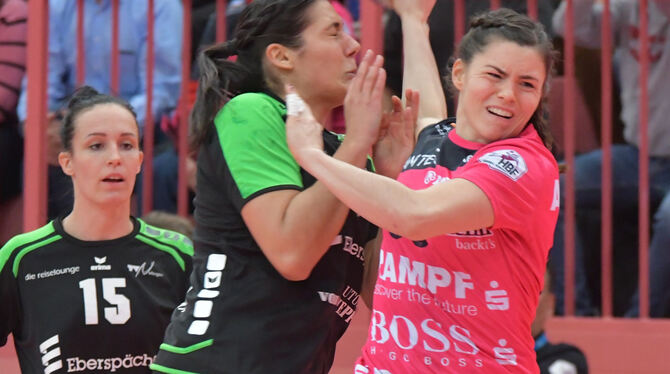 Katharina Beddies (rechts) traf gegen Nellingen drei Mal. Für die Linksaußen-Position hat Metzingen nun gleich drei Spielerinnen