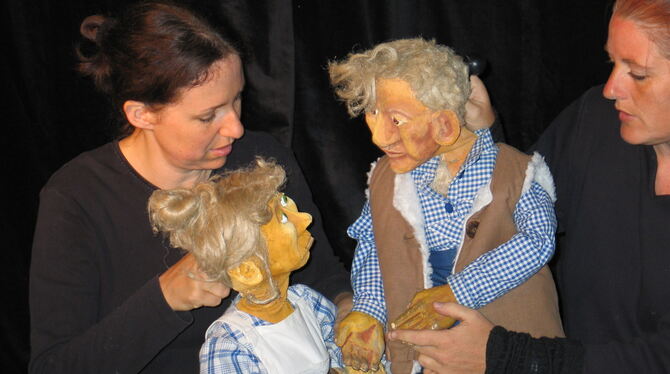 Siegrun Zimmermann und Miriam Helfferich mit ihrem »Michel von Lönneberga«. Die Puppe wurde vor drei Jahren ins Museum für Puppe