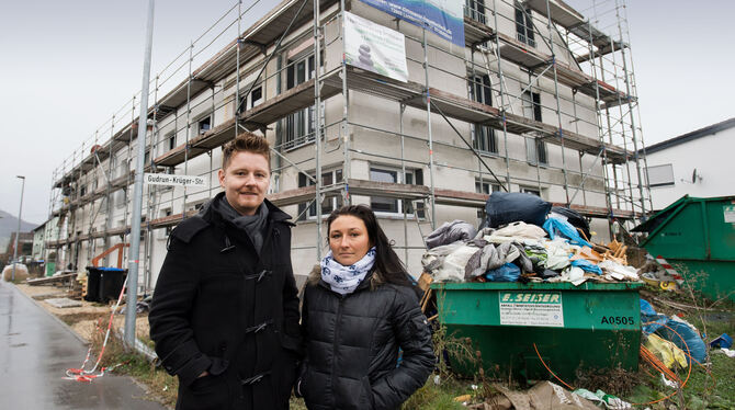 Markus Sosnowski und Nachbarin Svetlana Michnov vor ihren unfertigen Häusern in der Panoramastraße auf der Wenge.  FOTO: TRINKHA