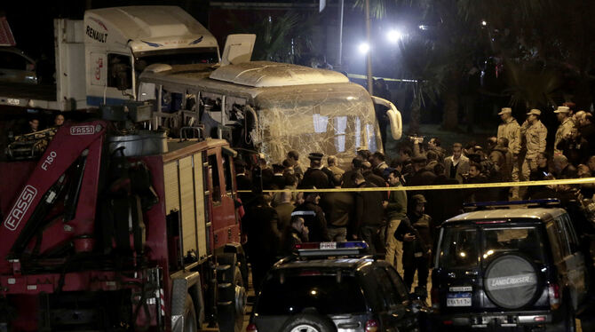 Gizeh: Sicherheitskräfte stehen nach einem Bombenanschlag auf einen Bus am Anschlagsort. Bei der Bombenexplosion in der Nähe der