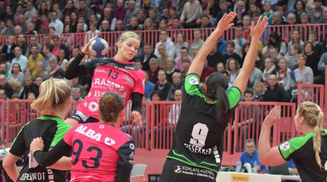 Shenia Minewskaja (mit Ball) ragte in Bensheim mit zwölf Treffern heraus. Foto: Meyer