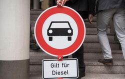 Ein «Durchfahrt verboten»-Schild mit dem Zusatz «Gilt für Diesel»