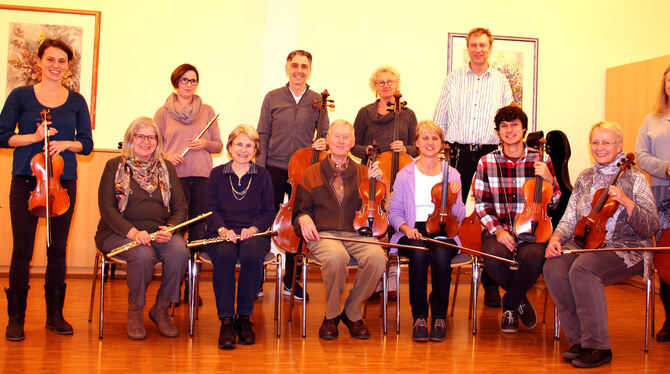 Der Eninger Kammermusikkreis mit seinen neuen Leiterinnen Jasmin Mayer (ganz links) und Sigune Lauffer (ganz rechts). FOTO: LEIP