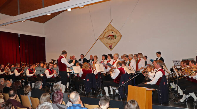 Der gemischte Chor wurde 60, die Heimatmusikanten 50 Jahre alt. Das wurde mit einem gemeinsamen Jahreskonzert gefeiert.  FOTO: B