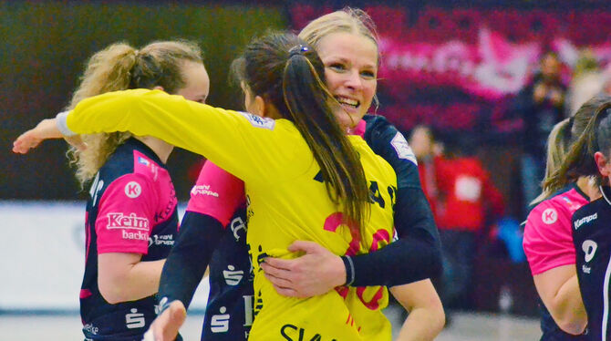 Beste Stimmung bei der TuS: Shenia Minewskaja (rechts) und Torhüterin Isabell Roch feiern den 13. Sieg in Serie.  FOTO: EIBNER