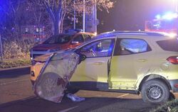 Ein beschädigtes Auto steht nach einem Unfall auf einer Straße