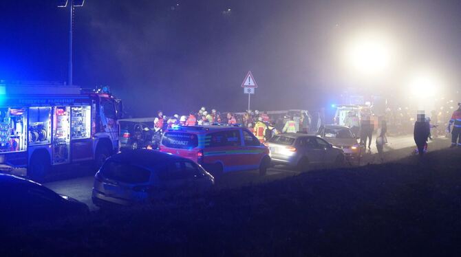 In den Unfall gegen 1.00 Uhr morgens auf der Bundesstraße 27 bei Aichtal waren sechs Fahrzeuge verwickelt.