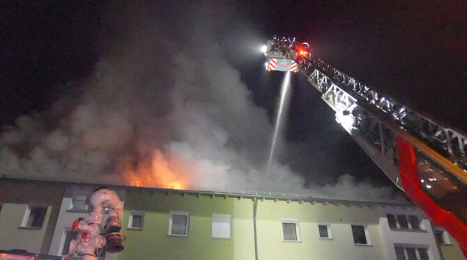 Beim Eintreffen der ersten Einsatzkräfte schlugen die Flammen bereits vier bis fünf Meter hoch aus dem Dachgeschoss.