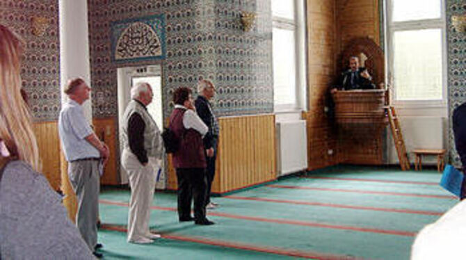 Vor dem Gespräch über Bestattungsrituale besichtigten Interessierte die Yunus-Emre-Moschee. FOTO: LENZ