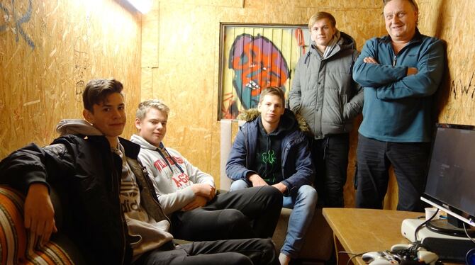 Paul Wiedemer (16), Jonathan Henes (16), sein Zwillingsbruder Jakob Henes (16), Anthony Koch (15) und Jugendpfleger Michael Fröh