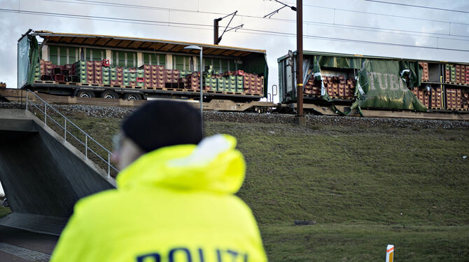 Ein Polizist steht vor einem beschädigten Güterzug, nahe der Brücke über den Großen Belt bei Nyborg. Die dänische Polizei berich