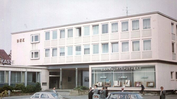 Die Kreissparkasse am Metzinger Bahnhofsplatz in den 1960er-Jahren als Mercedes noch Flossen hatte und Opel große Autos baute. F