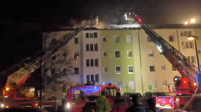 Mehr als 30 Menschen mussten in der Silvesternacht aus dem brennenden Gebäude im Ringelbachgebiet evakuiert werden.   FOTO: FEUE