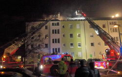 Mehr als 30 Menschen mussten in der Silvesternacht aus dem brennenden Gebäude im Ringelbachgebiet evakuiert werden.   FOTO: FEUE