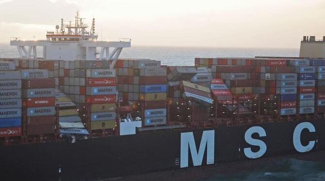 Frachter verliert 270 Container