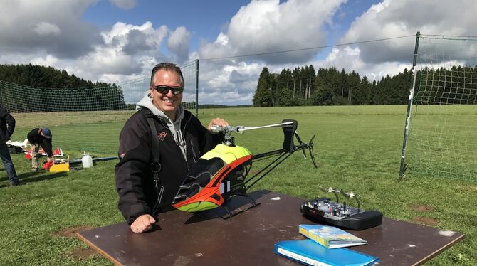 Der Meister in seinem Element: Stefan Gaiser mit einem seiner zahlreichen Modell-Helikopter auf dem Flugplatz. FOTO: PR